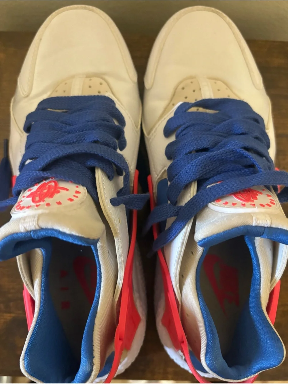 Men’s Nike Air Huarache White red & blue size 8.5 athletic shoes